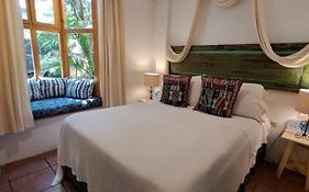 Yellow House Hostel B&B